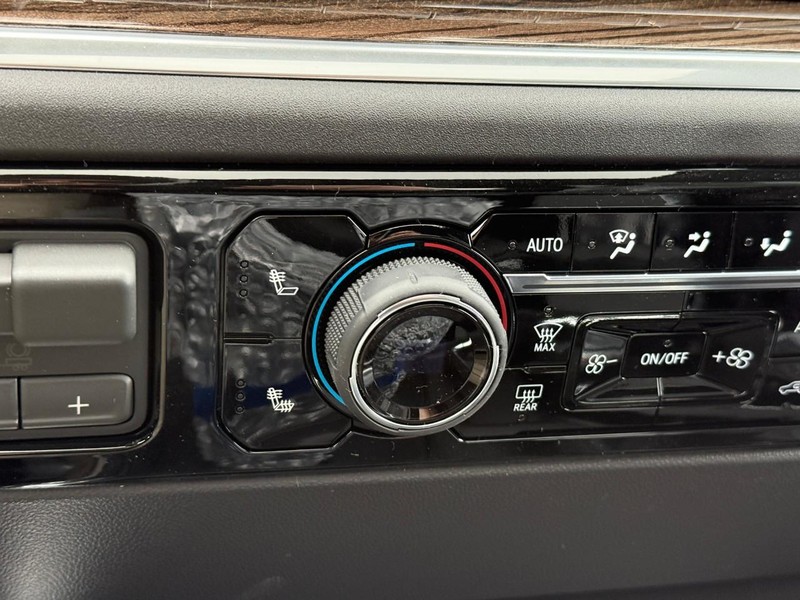 Chevrolet Silverado 1500 Vehicle Full-screen Gallery Image 13