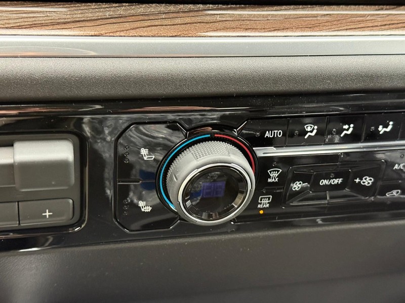 Chevrolet Silverado 1500 Vehicle Full-screen Gallery Image 16