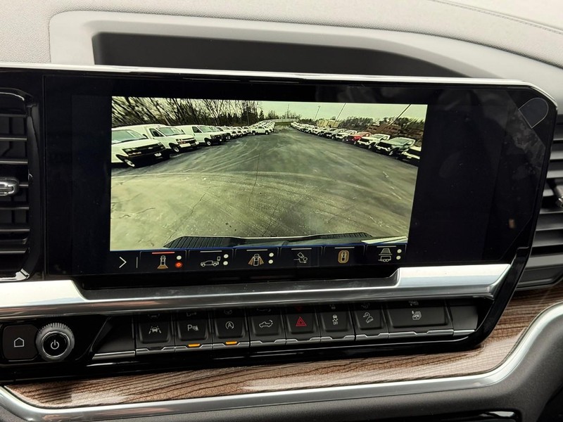 Chevrolet Silverado 1500 Vehicle Full-screen Gallery Image 17