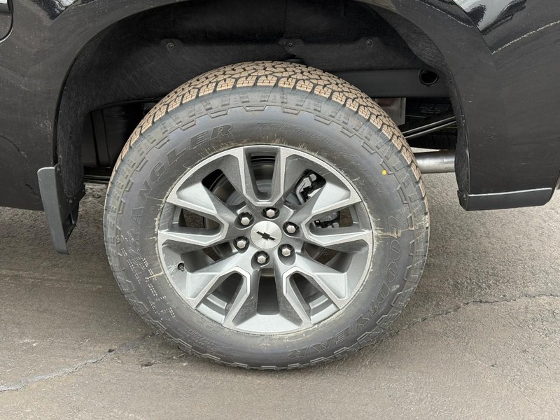 Chevrolet Silverado 1500 Vehicle Full-screen Gallery Image 4