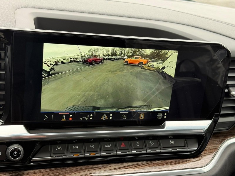 Chevrolet Silverado 1500 Vehicle Full-screen Gallery Image 16