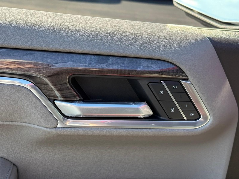 Chevrolet Silverado 1500 Vehicle Full-screen Gallery Image 12