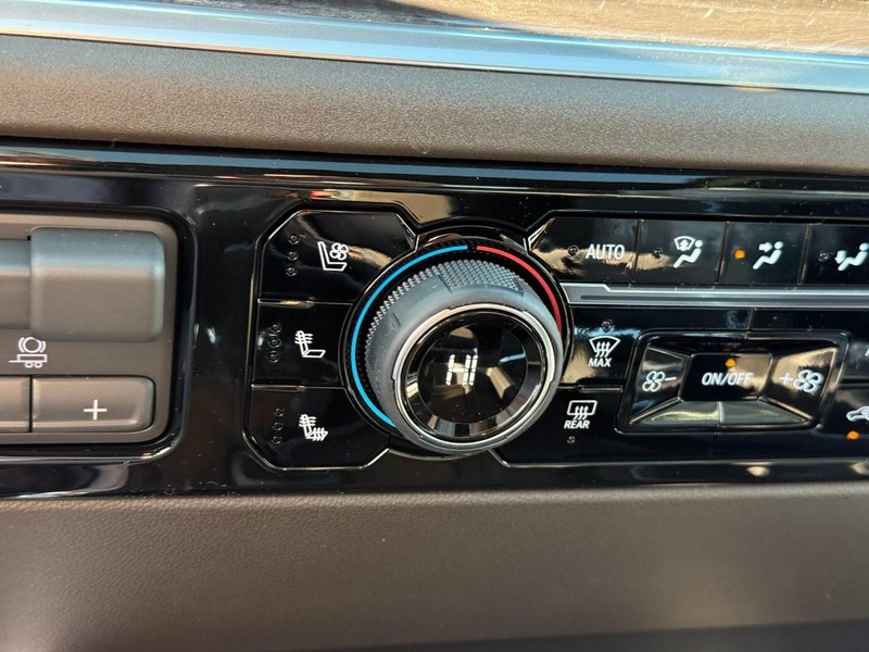 Chevrolet Silverado 1500 Vehicle Full-screen Gallery Image 17