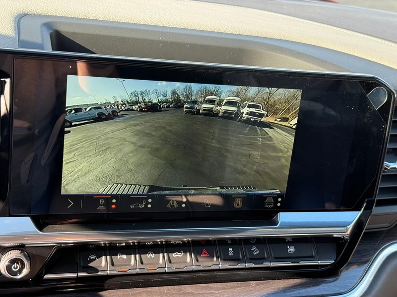 Chevrolet Silverado 1500 Vehicle Full-screen Gallery Image 18