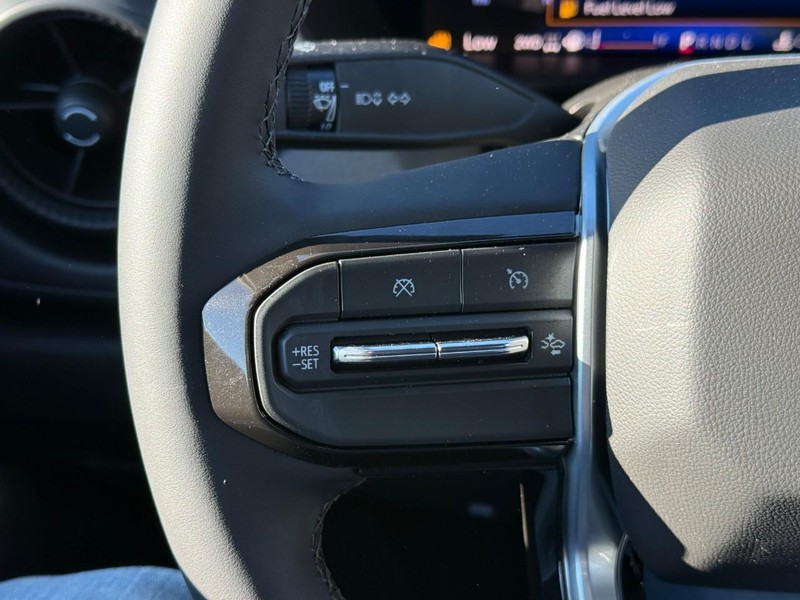 Chevrolet Colorado Vehicle Full-screen Gallery Image 12