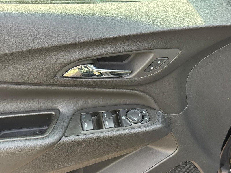 Chevrolet Equinox Vehicle Full-screen Gallery Image 14