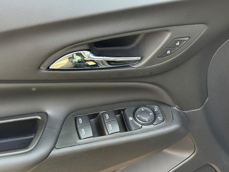 Chevrolet Equinox Vehicle Full-screen Gallery Image 15