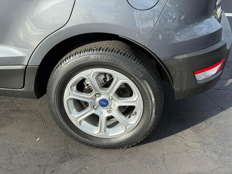 Ford EcoSport Vehicle Full-screen Gallery Image 4