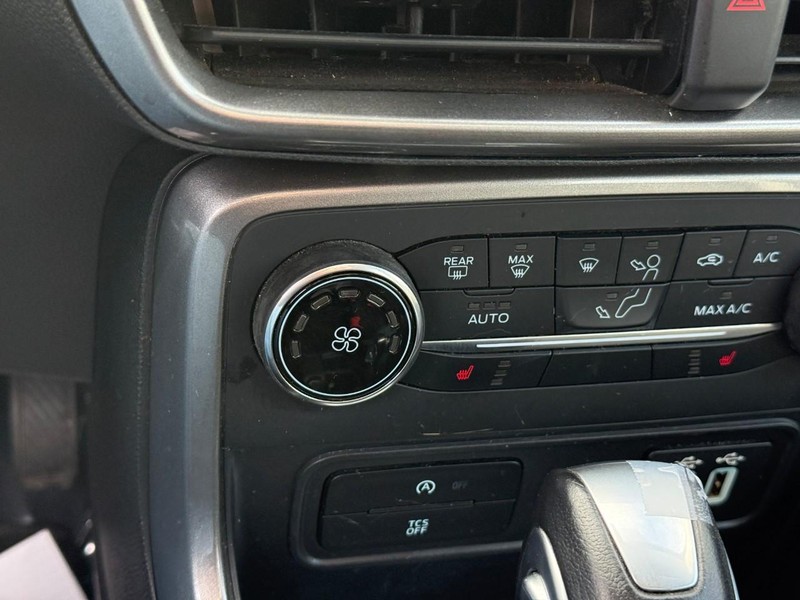 Ford EcoSport Vehicle Full-screen Gallery Image 23