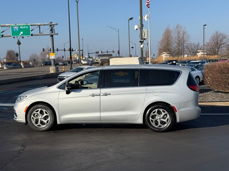 Chrysler Pacifica Vehicle Full-screen Gallery Image 2