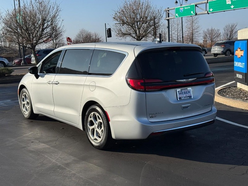 Chrysler Pacifica Vehicle Full-screen Gallery Image 3