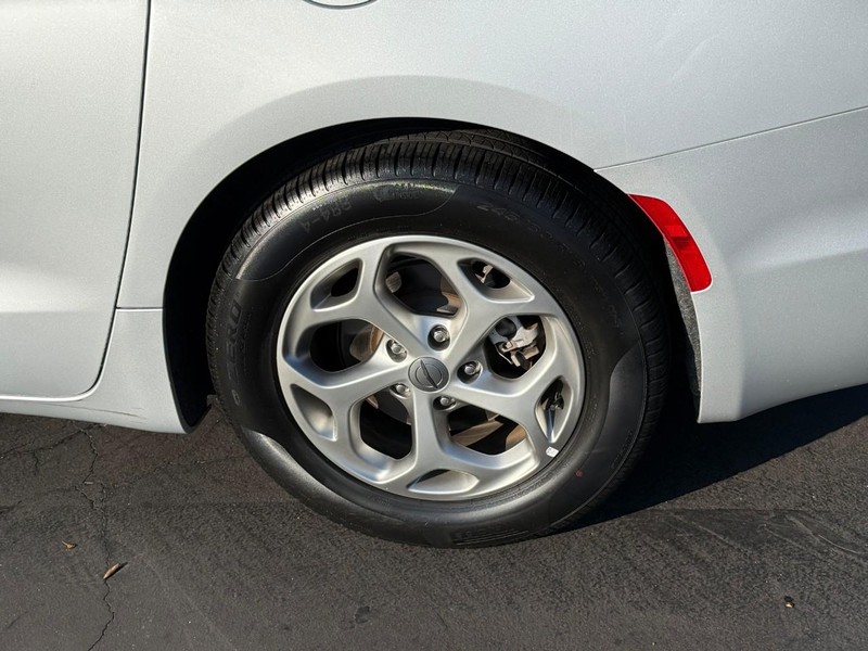 Chrysler Pacifica Vehicle Full-screen Gallery Image 4