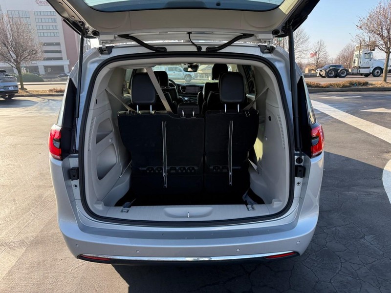 Chrysler Pacifica Vehicle Full-screen Gallery Image 5