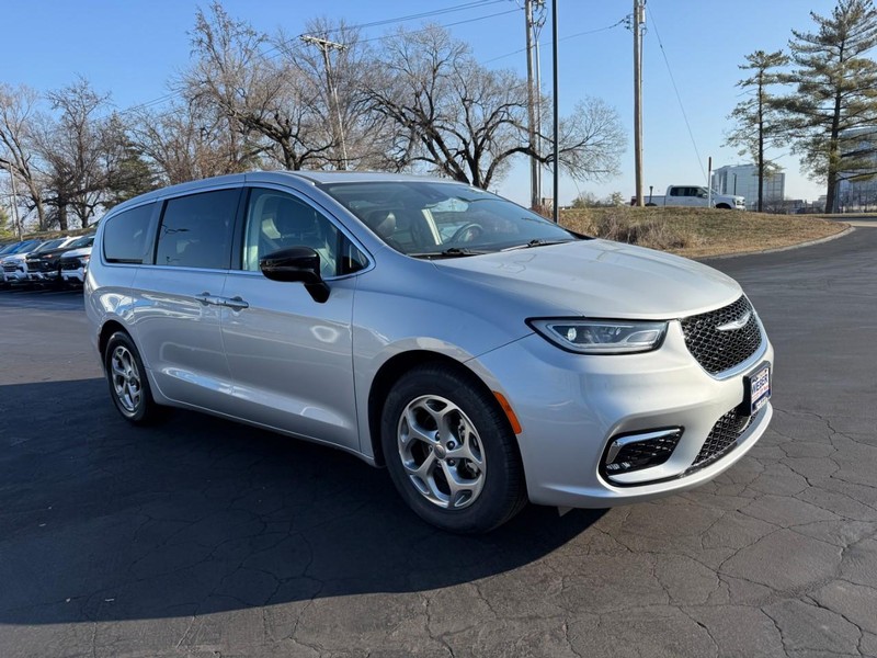 Chrysler Pacifica Vehicle Full-screen Gallery Image 9