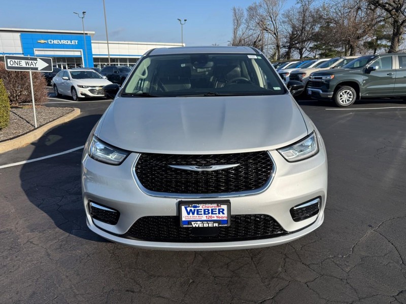 Chrysler Pacifica Vehicle Full-screen Gallery Image 10