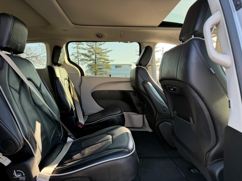 Chrysler Pacifica Vehicle Full-screen Gallery Image 11