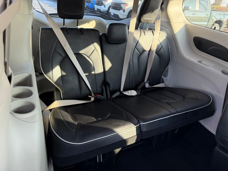 Chrysler Pacifica Vehicle Full-screen Gallery Image 12