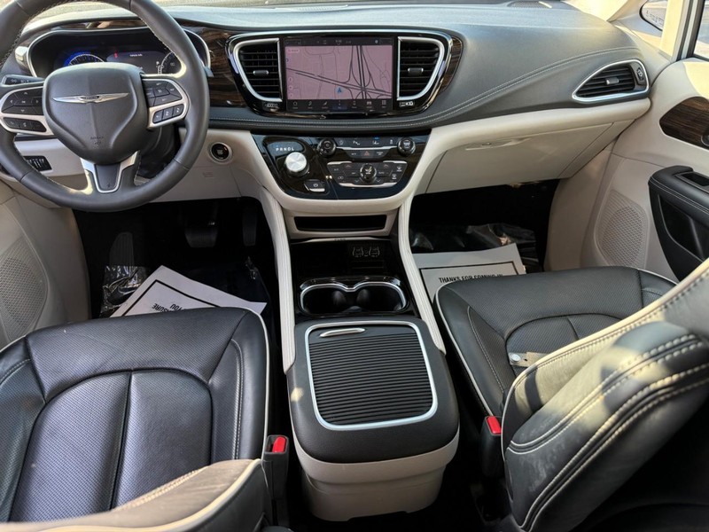 Chrysler Pacifica Vehicle Full-screen Gallery Image 13