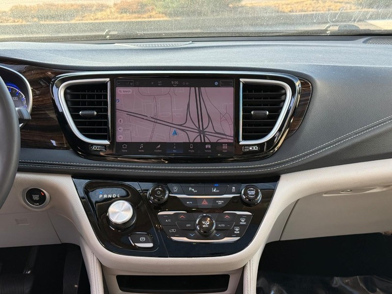 Chrysler Pacifica Vehicle Full-screen Gallery Image 15
