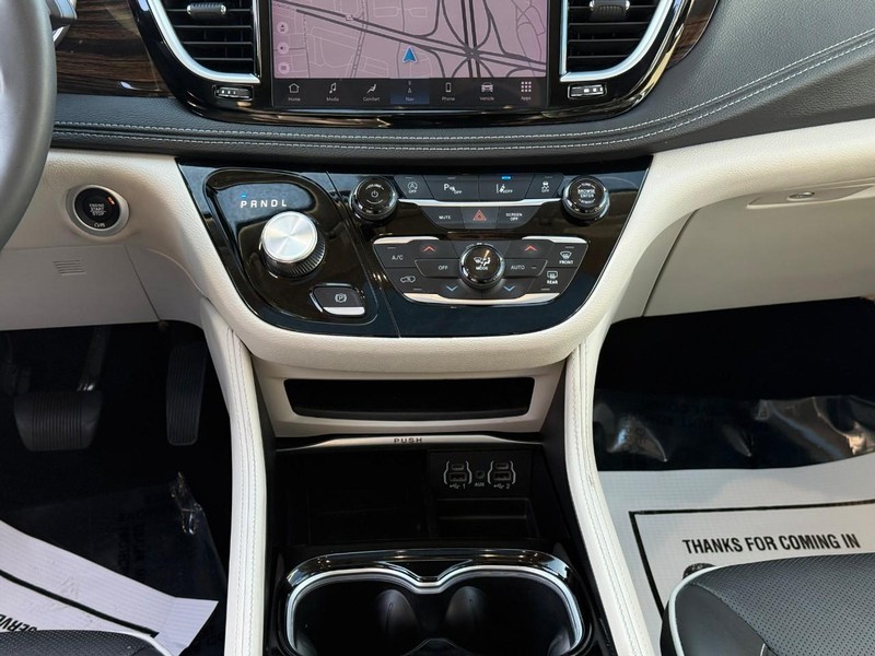 Chrysler Pacifica Vehicle Full-screen Gallery Image 16