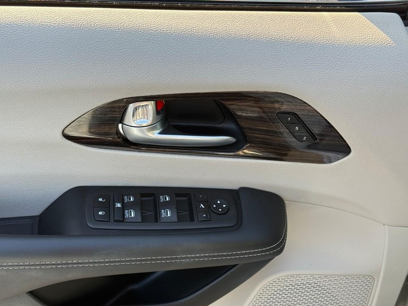Chrysler Pacifica Vehicle Full-screen Gallery Image 17
