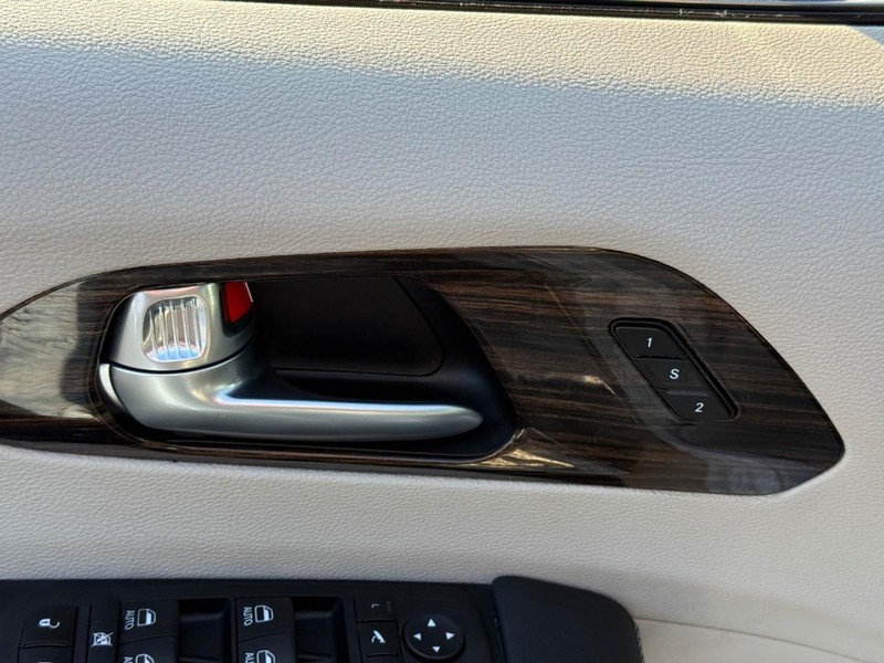 Chrysler Pacifica Vehicle Full-screen Gallery Image 18