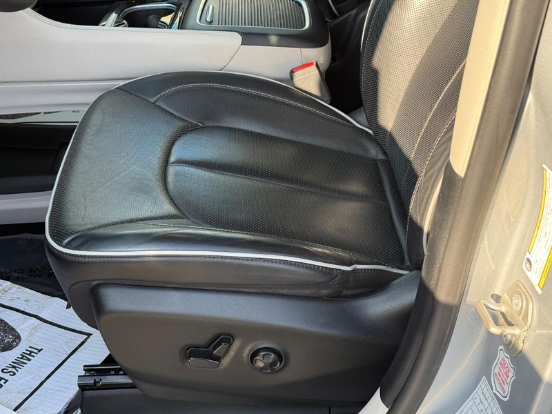 Chrysler Pacifica Vehicle Full-screen Gallery Image 19