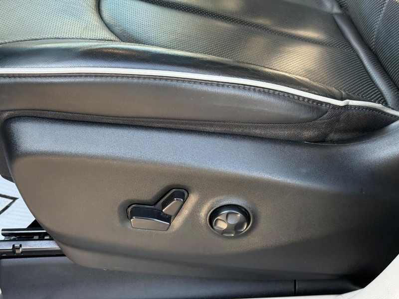 Chrysler Pacifica Vehicle Full-screen Gallery Image 20