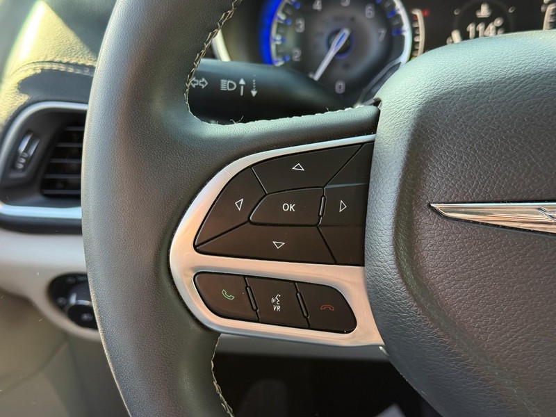 Chrysler Pacifica Vehicle Full-screen Gallery Image 21