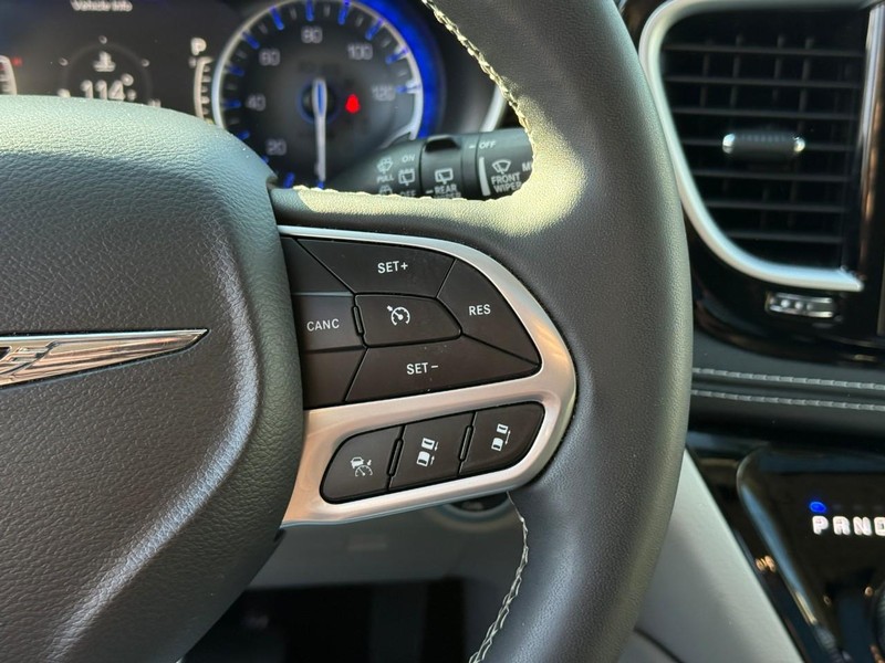 Chrysler Pacifica Vehicle Full-screen Gallery Image 22