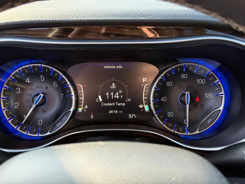 Chrysler Pacifica Vehicle Full-screen Gallery Image 23