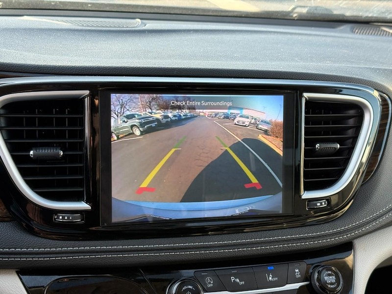 Chrysler Pacifica Vehicle Full-screen Gallery Image 24