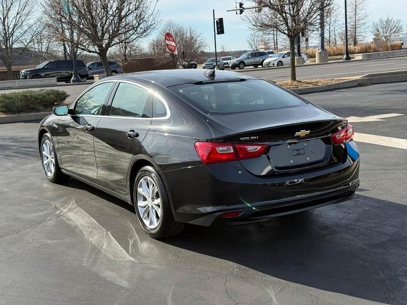 Chevrolet Malibu Vehicle Full-screen Gallery Image 3