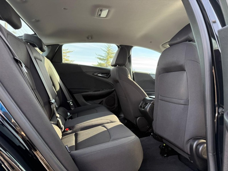 Chevrolet Malibu Vehicle Full-screen Gallery Image 10