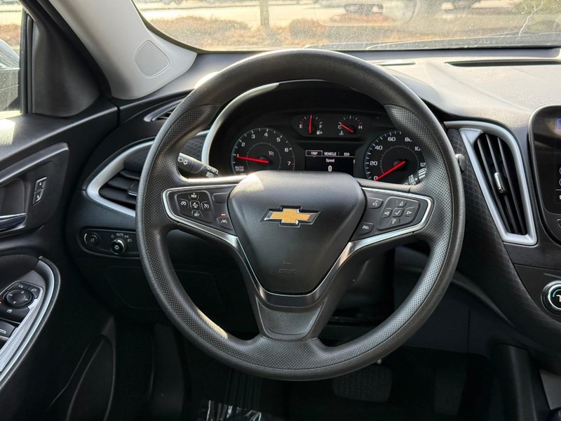 Chevrolet Malibu Vehicle Full-screen Gallery Image 12