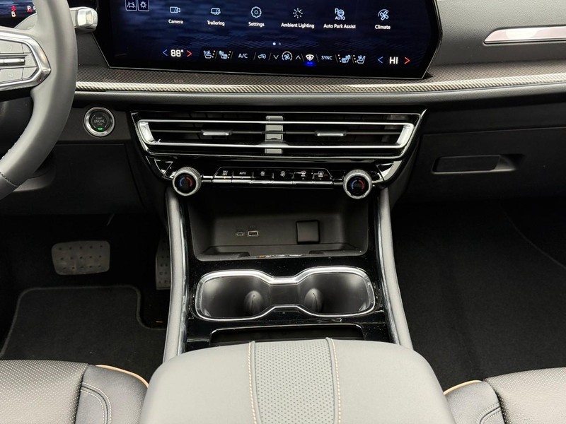 Chevrolet Traverse Vehicle Full-screen Gallery Image 12