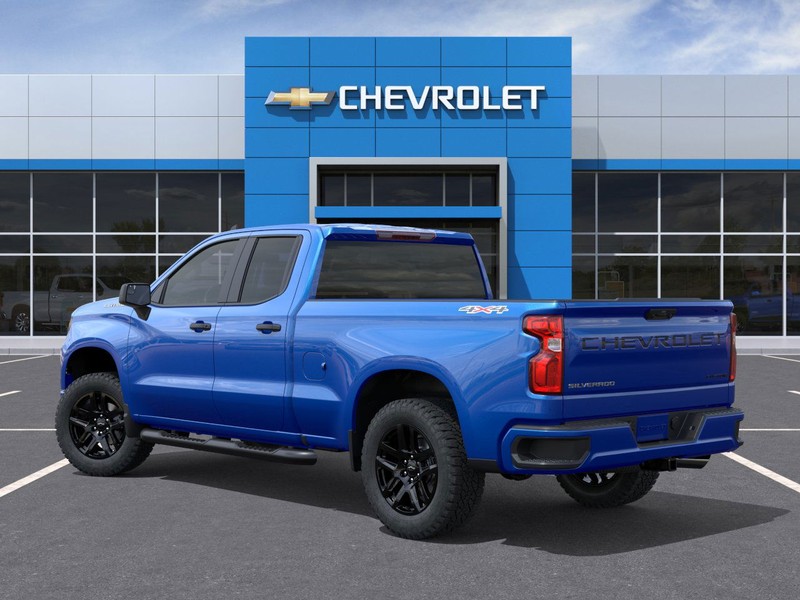 Chevrolet Silverado 1500 Vehicle Full-screen Gallery Image 3