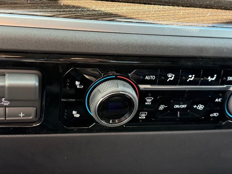 Chevrolet Silverado 1500 Vehicle Full-screen Gallery Image 15