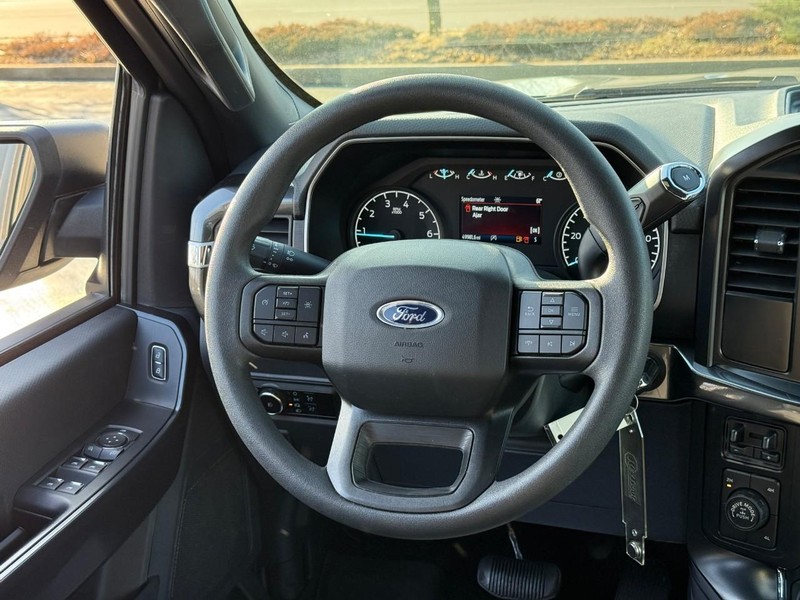 Ford F-150 Vehicle Full-screen Gallery Image 12