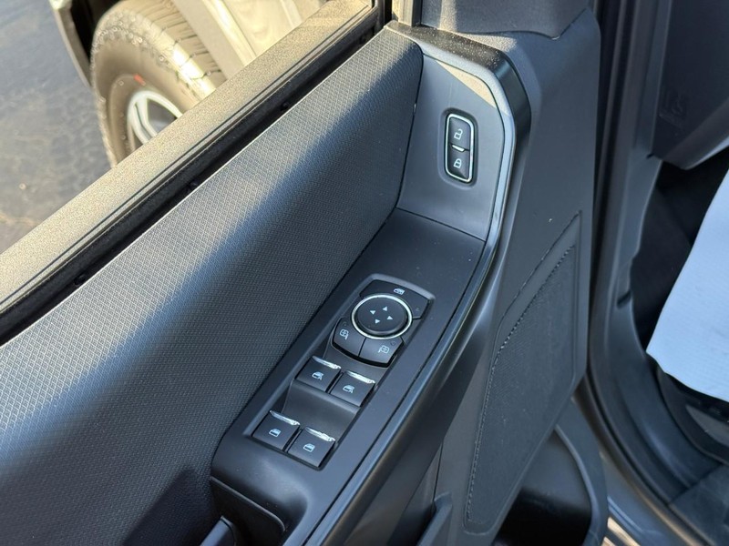 Ford F-150 Vehicle Full-screen Gallery Image 15