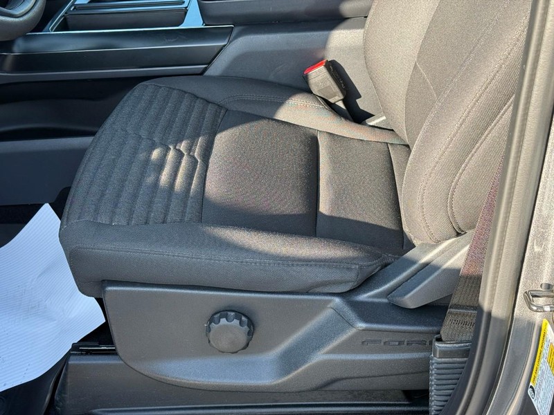 Ford F-150 Vehicle Full-screen Gallery Image 16