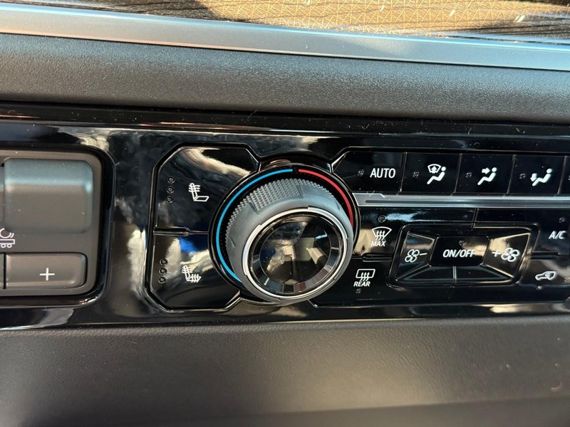 Chevrolet Silverado 1500 Vehicle Full-screen Gallery Image 13