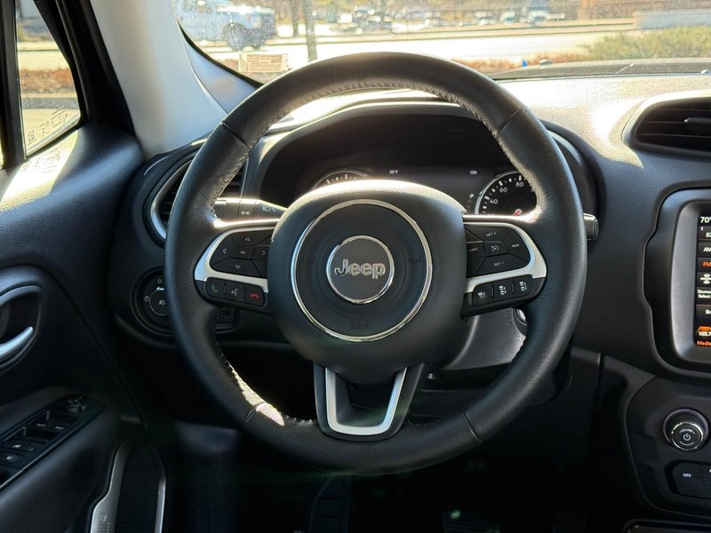 Jeep Renegade Vehicle Full-screen Gallery Image 12