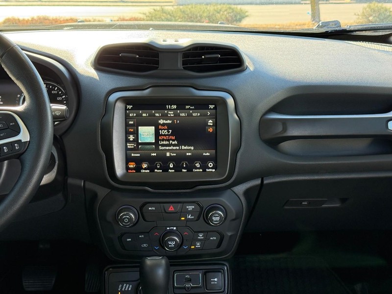 Jeep Renegade Vehicle Full-screen Gallery Image 13