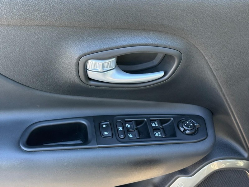 Jeep Renegade Vehicle Full-screen Gallery Image 16