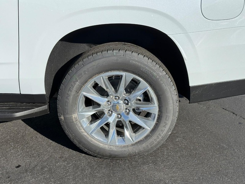 Chevrolet Suburban Vehicle Full-screen Gallery Image 4