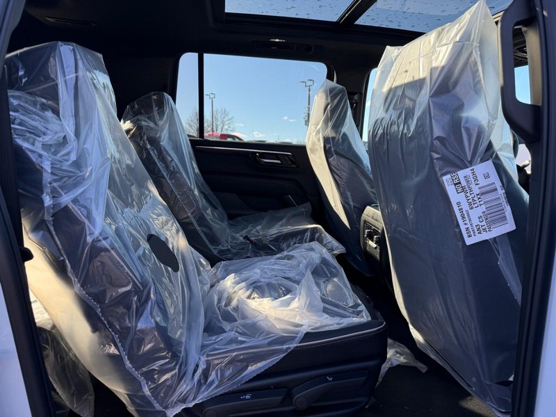 Chevrolet Suburban Vehicle Full-screen Gallery Image 5