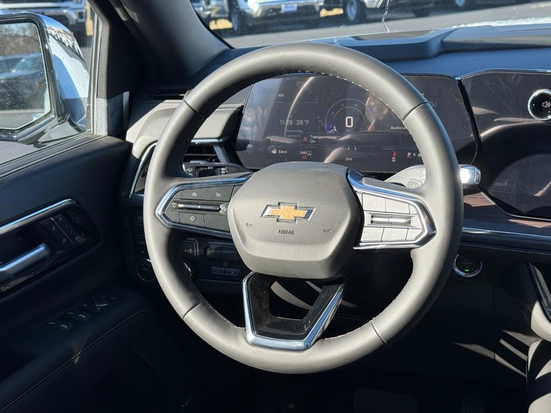 Chevrolet Suburban Vehicle Full-screen Gallery Image 7