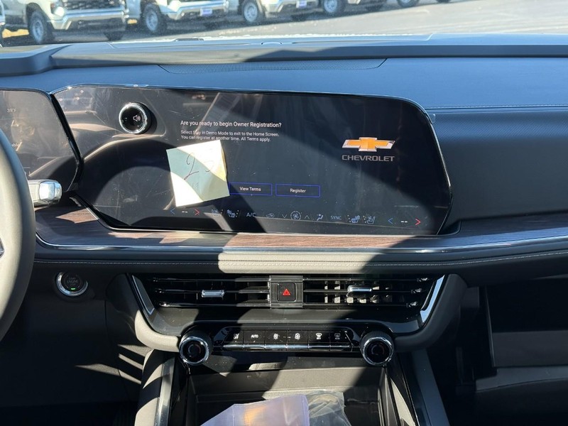 Chevrolet Suburban Vehicle Full-screen Gallery Image 8