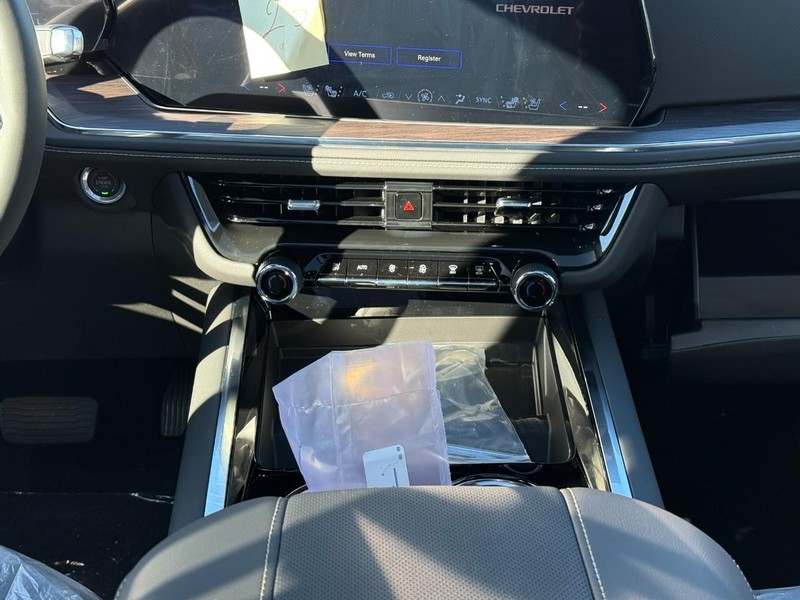 Chevrolet Suburban Vehicle Full-screen Gallery Image 9